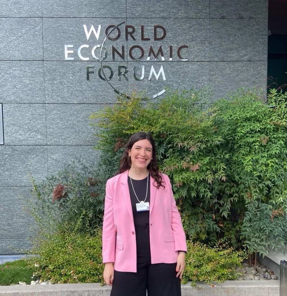 La participación de jóvenes líderes en Davos busca integrar más voces al debate global sobre tecnología y comunicación