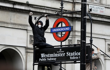 La mayoría de los manifestantes con mascarillas en Londres (REUTERS/John Sibley)