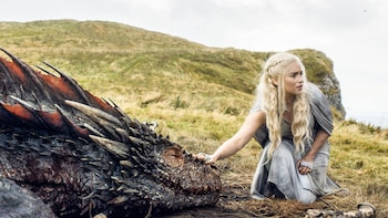 Emilia Clarke, en el recordado papel de Daenerys Targaryen en "Game of Thrones".