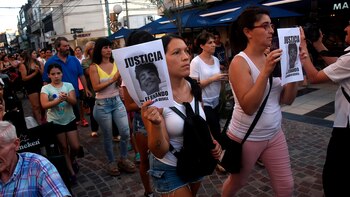 Los vecinos caminaron con carteles