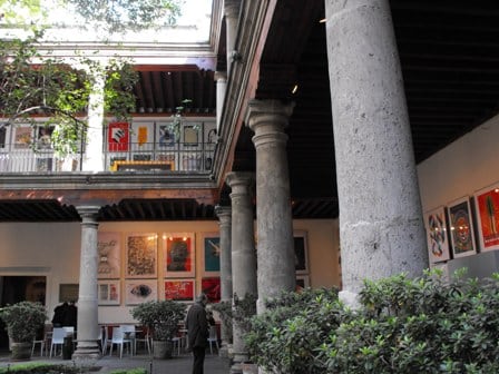 La opción más rápida es el metro Línea 2, con bajada en la estación Bellas Artes, a 49 metros del acceso principal (2 min a pie). También operan las líneas 3 y 8 con paradas cercanas, y el Metrobús con parada homónima en Bellas Artes. (Secretaría de Cultura)