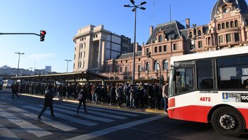 Largas filas y demoras para