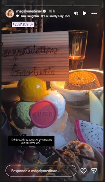 Una mesa oscura con un cartel de madera que dice "Congratulations Graduate", varios postres coloridos, bolas de helado, fruta de dragón y un flan. Se ve el logo 'zuma'