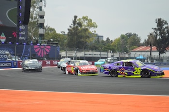 Mientras los motores rugían en