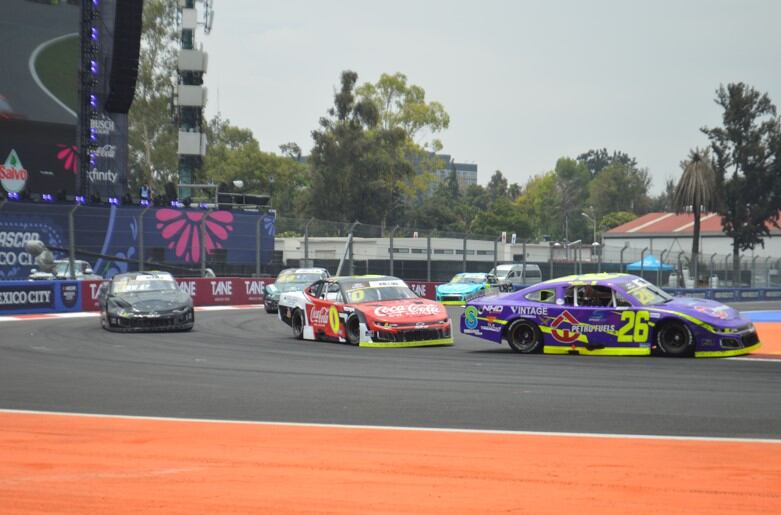 Mientras los motores rugían en el Autódromo, el silencio de las gradas marcó el inicio del NASCAR Mexico City Weekend. (Foto: Jesús Flores Beltrán)