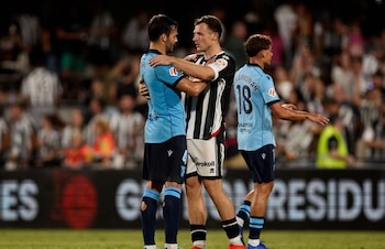 04/10/2026 Castellón - Ceuta.
El Castellón dejó escapar el liderato en el empate (1-1) con el Ceuta este domingo en la octava jornada de LaLiga Hypermotion, la cual no aprovecharon Girona y Mallorca (0-0), e hizo mirar hacia arriba a Sporting de Gijón y Granada.
DEPORTES
LALIGA