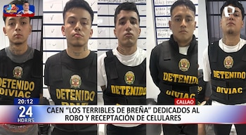 Cinco hombres jóvenes detenidos con chalecos negros de 'DETENIDO DIVIAC'; uno tiene un vendaje ocular. Fondo blanco y texto de noticiero