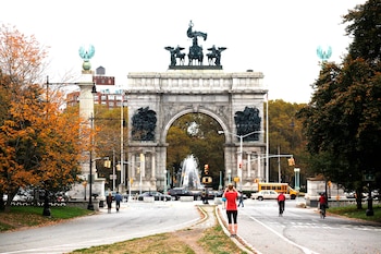 El mercado agrícola de Grand Army Plaza atrae a numerosos visitantes cada semana, consolidándose como un punto clave de encuentro comunitario (Grand Army Plaza Fall 2012)