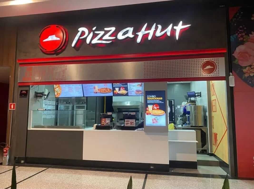 La desinversión llega tras un periodo en el que Pizza Hut registró resultados por debajo del desempeño general del grupo, situación que impulsó la evaluación de opciones para redefinir su continuidad. Foto: Mercado Negro