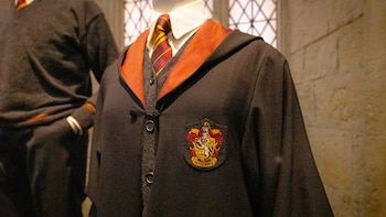 Las espadas decorativas son retiradas