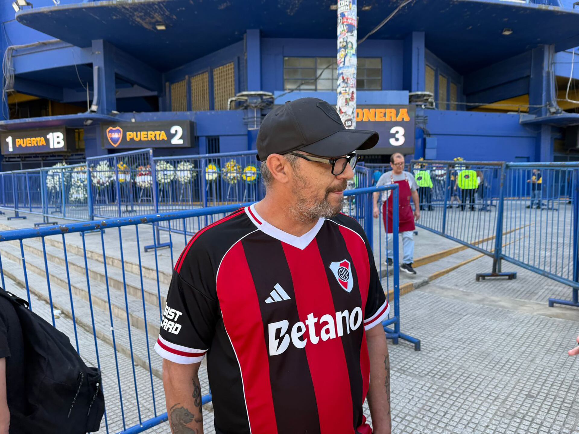 El hincha de River que se acercó hasta la Bombonera para despedir a Russo