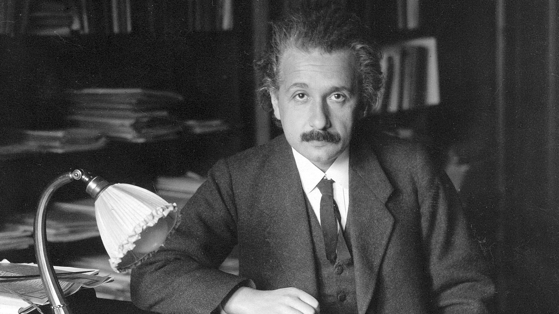 Einstein pidió copias de la imagen, la recortó y la convirtió en una especie de tarjeta personal que enviaba a sus amigos (Wikipedia)