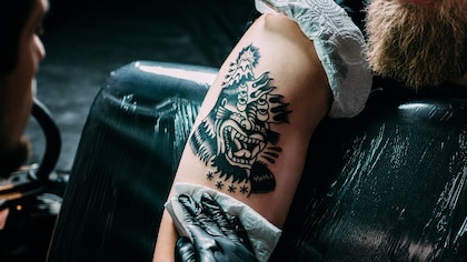 Las tintas de los tatuajes pueden estar contaminadas con bacterias, según un estudio