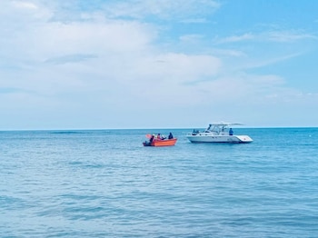 Autoridades instan a la población a alejarse de la costa y trasladarse a zonas seguras. Se prohíbe la salida de embarcaciones pequeñas y medianas por motivos de seguridad. (Cortesía: Defensa Civil Dominicana)