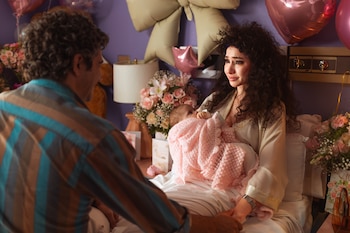 Sofía Gala, como Moria en la ficción, sostiene a Sofía Gala de bebé (Crédito: Alina Schrwarcz / Netflix ©️2026)