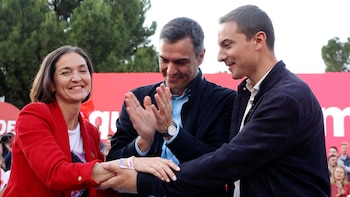 Pedro Sánchez, Reyes Maroto y Juan Lobato en un acto electora en Madrid. (EFE/Kiko Huesca)