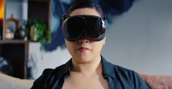 Las gafas VR Steam Frame incorporan lentes LCD pancake con resolución de 2.160 × 2.160 píxeles por ojo, campo de visión de hasta 110 grados y tasa de refresco de 72 a 144 Hz.