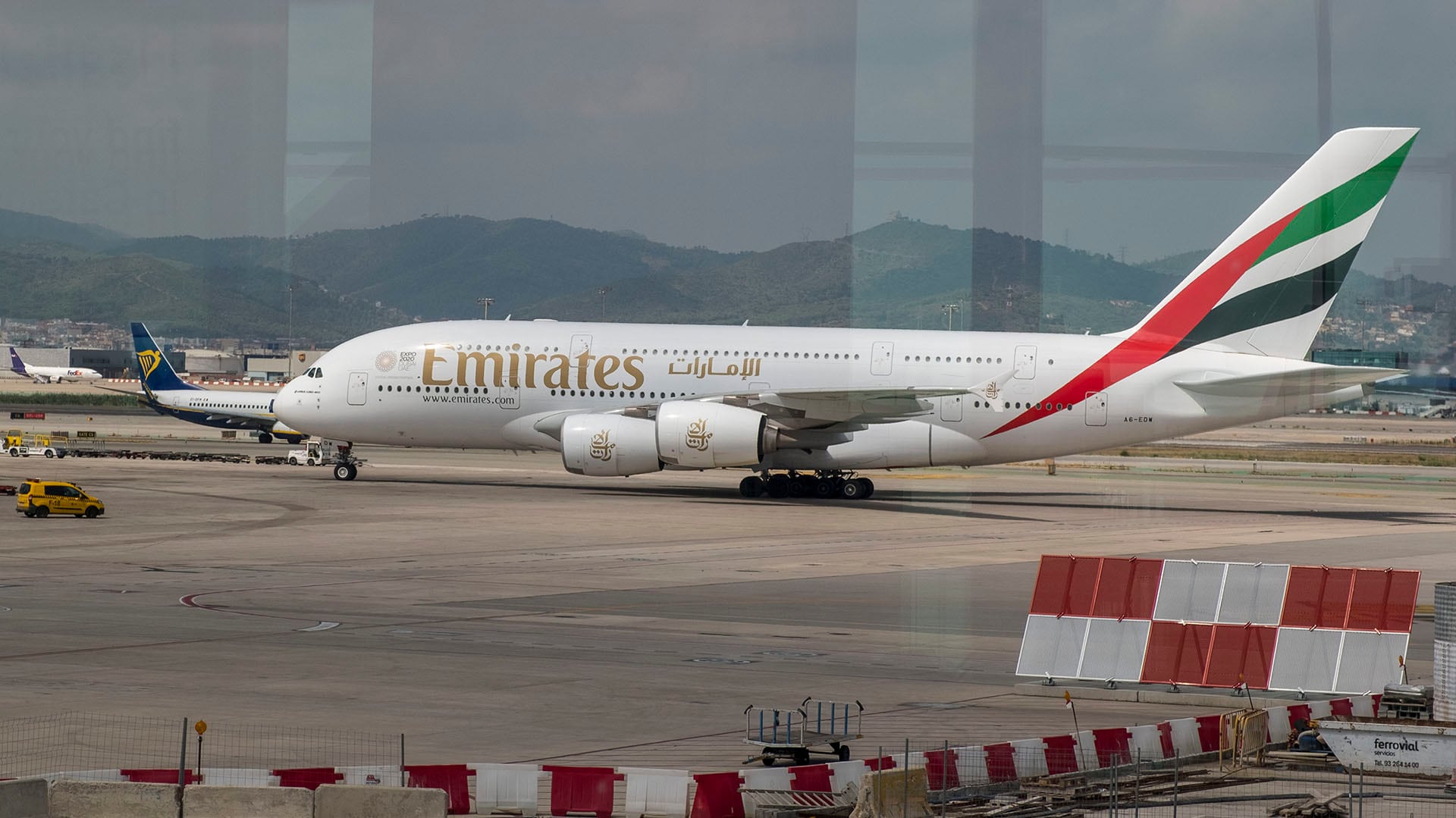 El Ministerio de Defensa argelino estableció que la restricción alcanzará a los aviones con matrícula de Emiratos en ambos sentidos. La excepción contempla exclusivamente los vuelos comerciales con origen o destino en Argel, cuyo permiso se mantendrá hasta que expire el acuerdo actualmente vigente a finales de este año