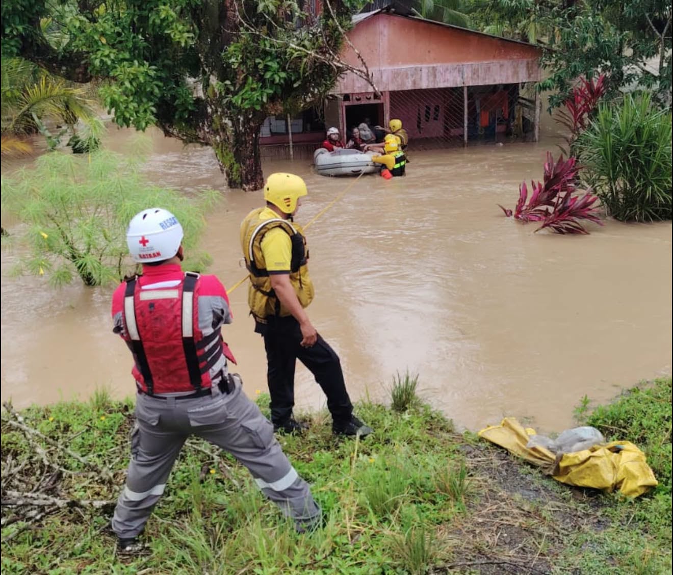 Las autoridades pidieron especial precaución en comunidades con antecedentes de inundaciones durante periodos de fuertes lluvias. (Cruz Roja Costarricense)