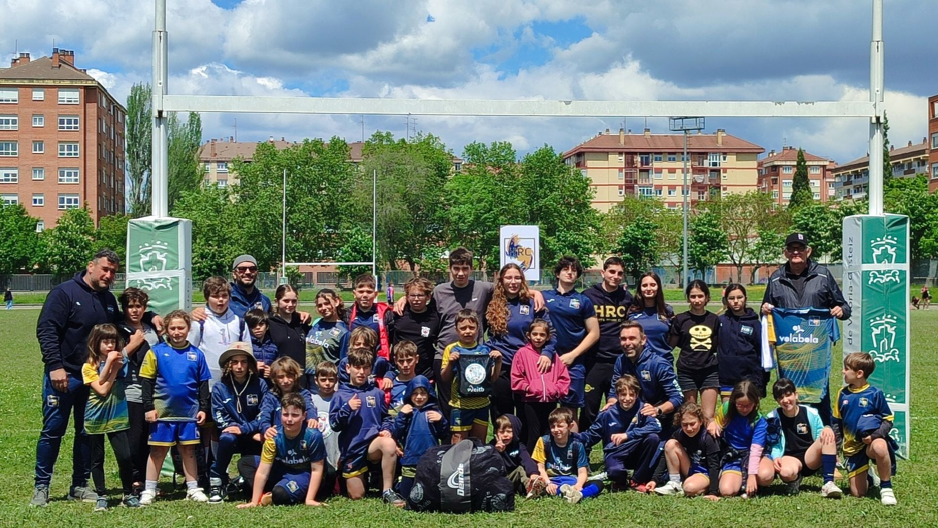 El campo de rugby del Horta y sus jugadores. (Cedida)