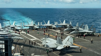 Dos aviadores eyectan y cuatro marineros resultan heridos al aterrizar en el USS Eisenhower frente a Virginia