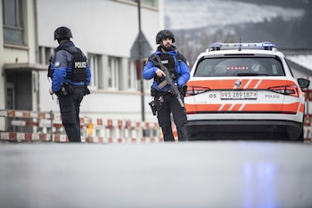 Agentes de la policía suiza