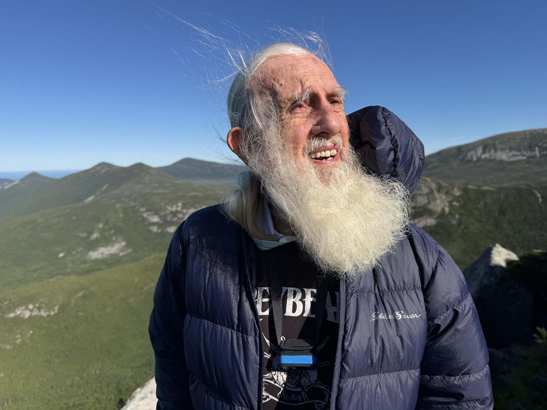 Dale Sanders, de 91 años, completó el Sendero de los Apalaches y recuperó el récord como el excursionista de mayor edad en terminar la ruta. (AP Photo/Robert F. Bukaty)