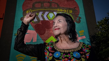 Quién fue Dolores Huerta, cofundadora del mayor sindicato agrícola de Estados Unidos y defensora de los derechos de jornaleros, mujeres e inmigrantes