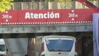 Calculó mal el chofer y el micro quedó incrustado bajo un puente: deberán indemnizar a una madre y su hija