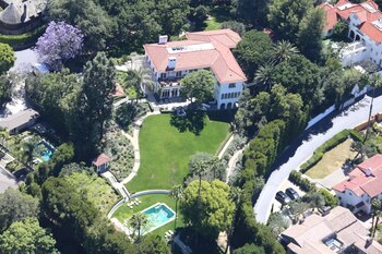 La icónica propiedad perteneció al legendario cineasta Cecil B. DeMille y cuenta con seis dormitorios, diez baños y exuberantes vistas a Hollywood Hills (Captura Google Maps)