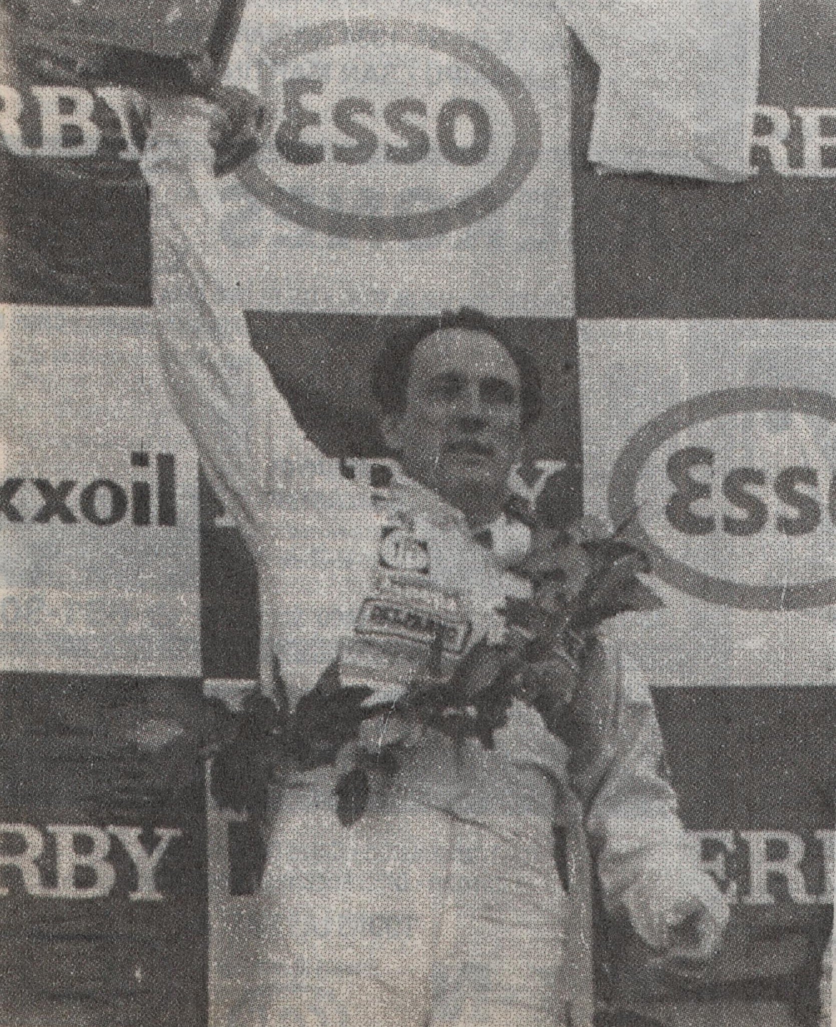 Traverso celebra en el podio su cuarta victoria. Ya se había asegurado el tricampeonato del TC 2000