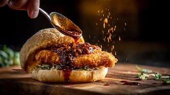 Sándwich de pollo frito con