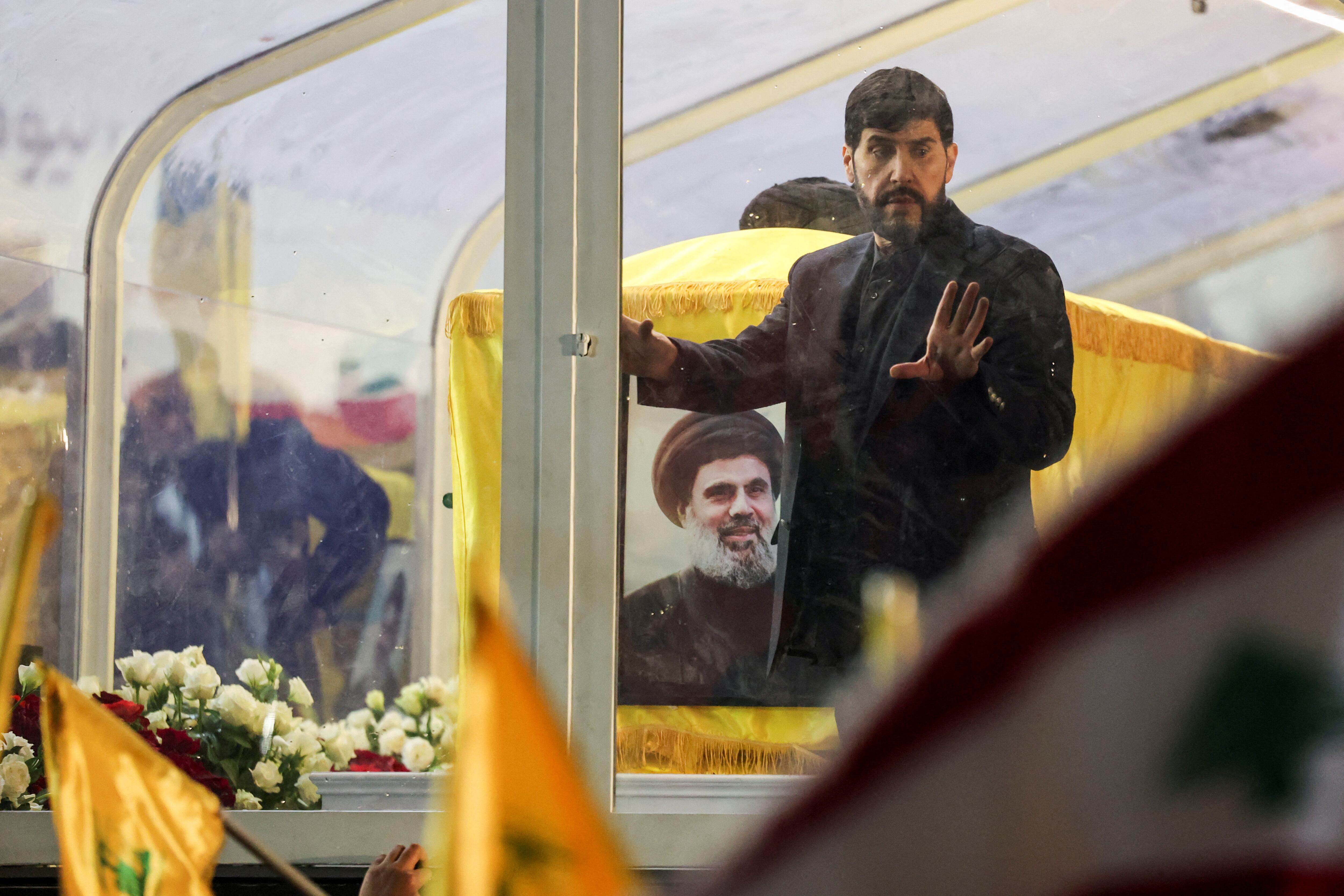 Abu Ali fue visto en un vehículo que transportó los ataúdes de los antiguos líderes de Hezbollah Hassan Nasrallah y Hashem Safieddine en el Líbano el 23 de febrero de 2025 (REUTERS/Mohamed Abd El Ghany)