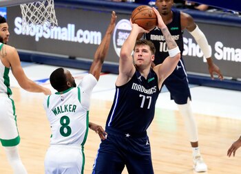 Doncic anotó dos triples en