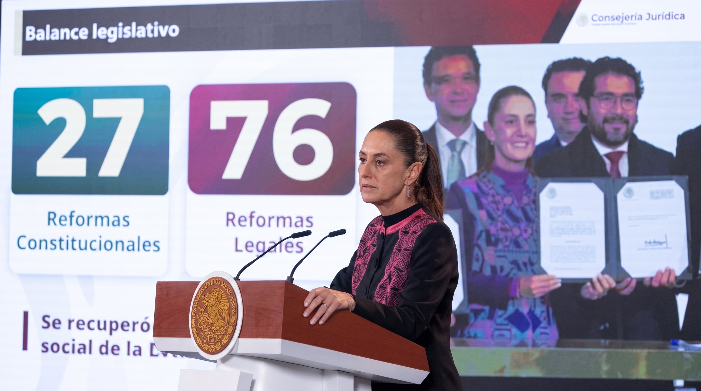 Claudia Sheinbaum expone un balance legislativo que contabiliza 27 reformas constitucionales y 76 reformas legales en México. (Imagen Ilustrativa Infobae)