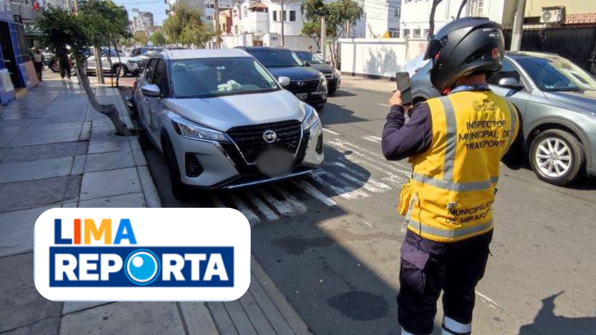 Un inspector municipal de transporte utiliza la aplicación Lima Reporta para registrar una infracción de tránsito, evidenciando la fiscalización digital impulsada por la Municipalidad de Lima. (Composición: Infobae Perú)
