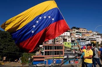 Un hombre con la bandera
