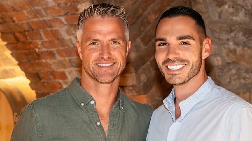 Ralf Schumacher y su pareja disfrutan de una degustación de vinos en una bodega rústica. Ahora anunciaron su casamiento (Instagram)