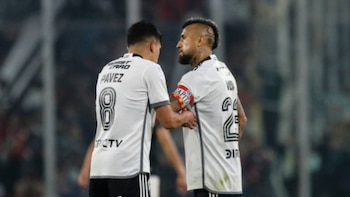 Arturo Vidal recibiendo la cinta