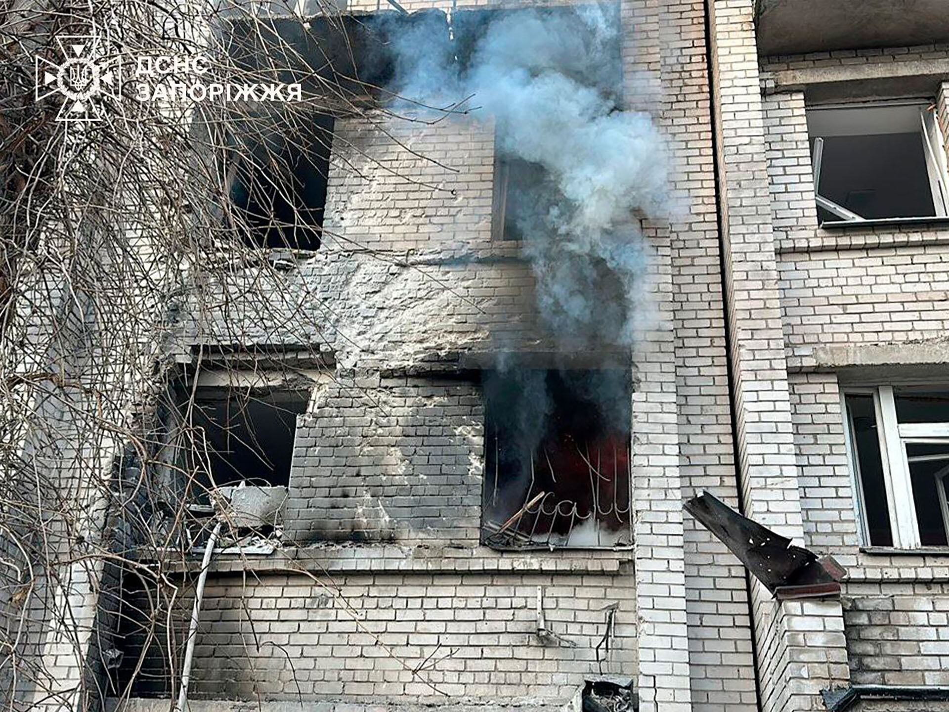 El hospital materno de Zaporizhzhia sufrió daños graves, con víctimas auxiliadas y ventanas destruidas tras el ataque ruso