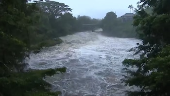 Lala se degrada a tormenta tropical y provoca fuertes lluvias y vientos en las islas hawaianas