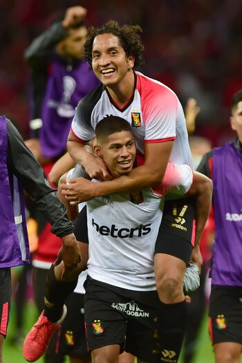 Jugadores de Melgar celebran histórico