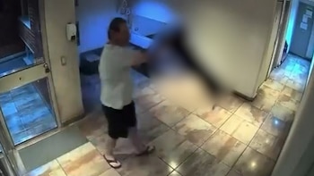 Video: el brutal maltrato de un hombre a su perro en un edificio de Palermo