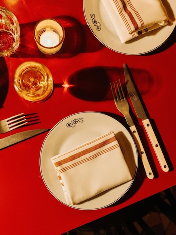 En GiGi’s te espera el pollo asado servido con un trío de salsas, una ensalada de lechuga rizada con salsa albufera, quesos locales de la quesería Tommy’s Coltsfoot Farm, terrinas caseras, consomé de pollo y de postre, una pera al vino tinto.