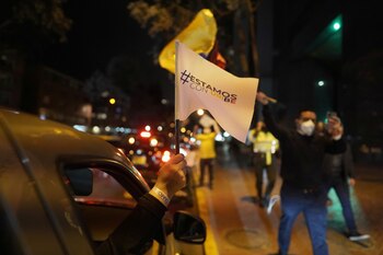 Un partidario Álvaro Uribe sostiene