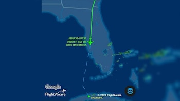 Captura de pantalla de la aplicación Google Flight Aware mostrando un mapa con la península de Florida y Cuba. Una línea verde indica la ruta del vuelo JENA324