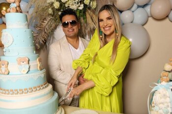 El cantante nacional no se sacó los lentes ni para las fotos del recuerdo. (Foto: Instagram)