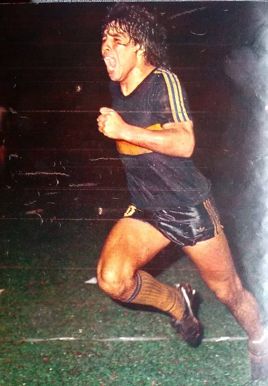 Maradona gritando su gol. Es la famosa toma del fotógrafo que inmediatamente se resbala y cae al piso