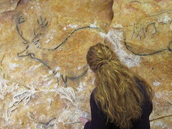 Una especialista reproduce las pinturas