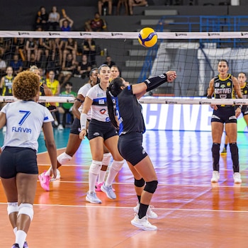 Paola Villegas destacó en recepción ante el campeón Dentil Praia.